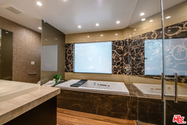 3000 Cornwall Drive, Glendale CA: https://media.crmls.org/mediaz/09363408-3da3-46ab-bb5a-76a506a44a17.jpg