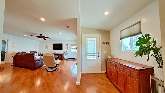 Detail Gallery Image 3 of 27 For 1150 Marine View Dr, Vista,  CA 92081 - 3 Beds | 3/1 Baths