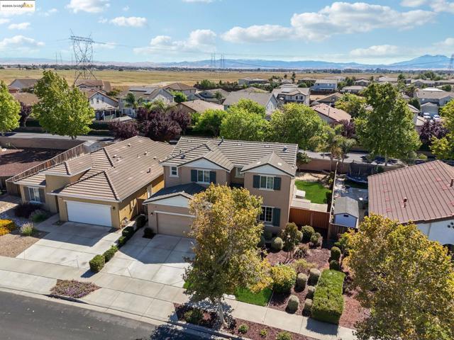 124 Clear Lake Ct, Oakley CA: https://media.crmls.org/mediaz/093a52a9-f254-4252-b584-effdf9e4c742.jpg