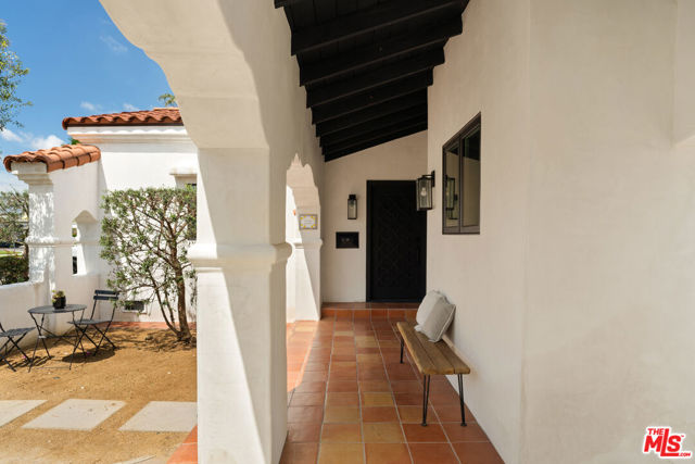 3928 S Bronson Avenue, Los Angeles CA: https://media.crmls.org/mediaz/093a6c50-ff06-4e45-9090-aab255d67c67.jpg