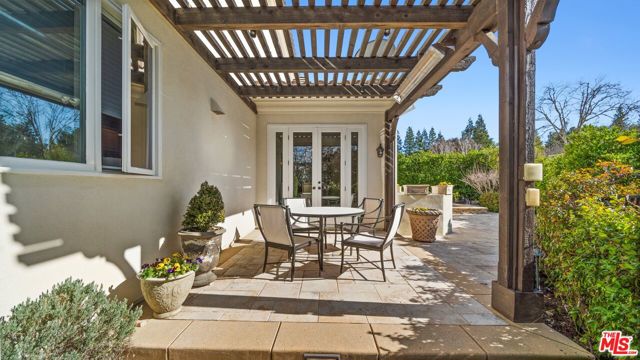 219 Baybrook Court, Lake Sherwood CA: https://media.crmls.org/mediaz/093b30ae-a24f-4f9a-81c9-59d6f9624623.jpg