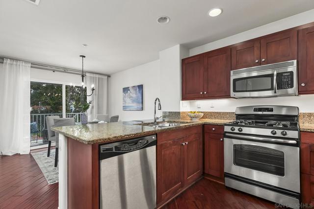 3528 Shoreline Bluff Ln, San Diego CA: https://media.crmls.org/mediaz/093b5e0a-f003-4d3c-a682-e27baefe1735.jpg