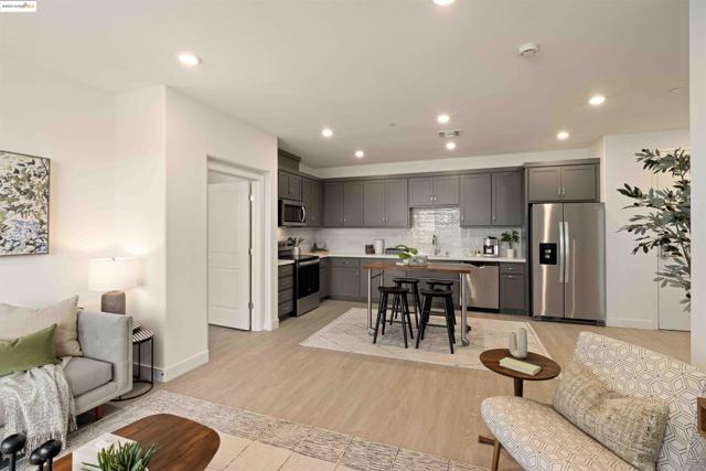 500 Somi Ct, Hayward CA: https://media.crmls.org/mediaz/093b9fde-7d3c-49f0-b2b7-a66b364c5448.jpg