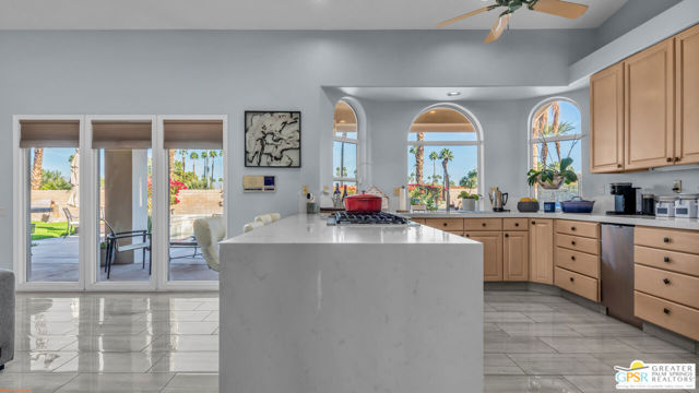 38610 Desert Mirage Drive, Palm Desert CA: https://media.crmls.org/mediaz/093c3d9c-85a4-4caa-80ca-7f5609b71f40.jpg