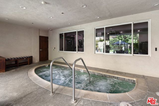 1440 Veteran Avenue, Los Angeles CA: https://media.crmls.org/mediaz/093c5b3e-d0e3-4e0c-8a9e-96da54bc16dd.jpg