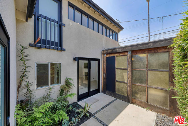 519 1/2 San Juan Avenue, Venice CA: https://media.crmls.org/mediaz/093cd919-84b1-48c9-90bb-b0165b913a46.jpg