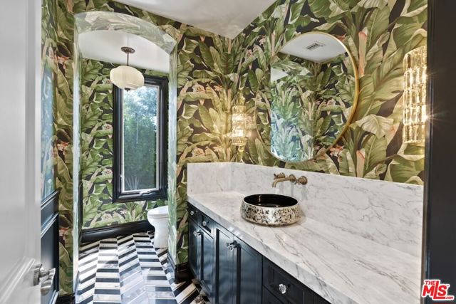 23593 Park South Street, Calabasas CA: https://media.crmls.org/mediaz/093d1eab-b767-4469-b0a8-65338e9d4a9b.jpg