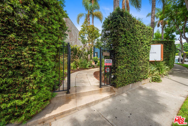 1111 North Crescent Heights Boulevard photo 4