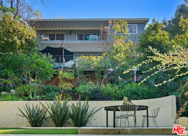 3631 Buena Park Drive, Studio City CA: https://media.crmls.org/mediaz/093d8fc2-b432-4ff9-9416-f4e2a5b63a50.jpg