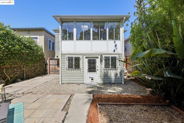 2002 Chestnut St, Oakland CA: https://media.crmls.org/mediaz/093d9a6c-1f60-4255-9bef-1e13a74443f7.jpg