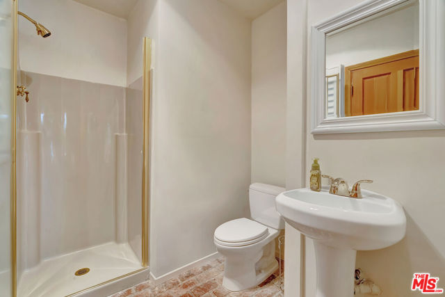 5025 Delita Place, Woodland Hills CA: https://media.crmls.org/mediaz/093e0c97-b2c1-426e-8b1b-5e51cc7f4519.jpg
