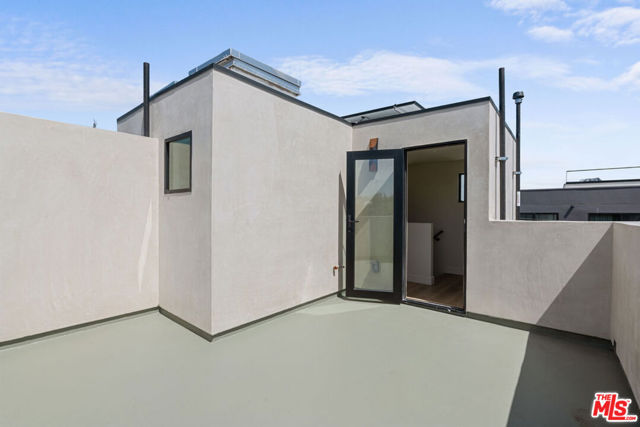 426 Arnaz Drive, Los Angeles CA: https://media.crmls.org/mediaz/093e93a4-6929-4e84-993e-a02be6258e0f.jpg
