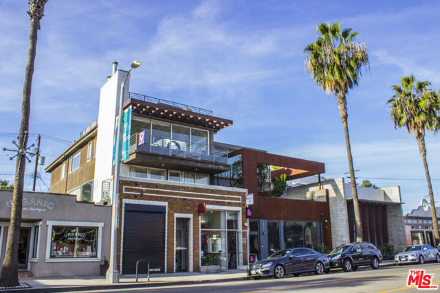 1638 Abbot Kinney Boulevard Venice, California Experience a modern workspace, located off the vibrant Abbot Kinney district. Featuring a sleek architectural design and a spacious commercial area, our workspace is the ultimate destination for small businesses and professionals seeking to elevate their work environment. Back unit, with an abundance of natural light and a community kitchen and bathroom. Whether you're looking to establish a new business or grow an existing one, our workspace provides the ideal platform for small business or office. NOT the front units, back unit.