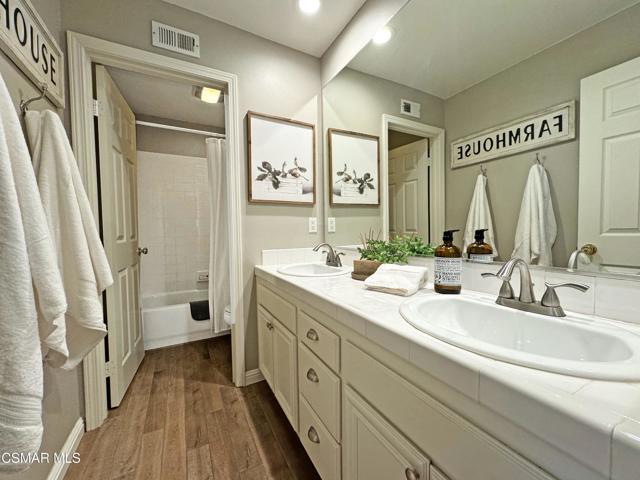 4950 Via Aurora, Newbury Park CA: https://media.crmls.org/mediaz/093f3b58-8e99-44a1-8633-df3986bc485c.jpg