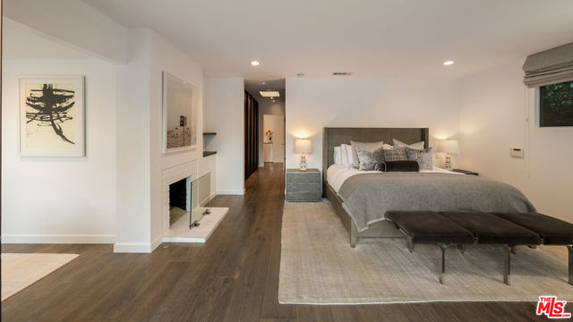 602 N Whittier Drive, Beverly Hills CA: https://media.crmls.org/mediaz/093f75d2-ddd9-4736-8cae-a22147a16c99.jpg