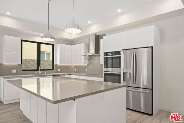 816 N Orange Drive, Los Angeles CA: https://media.crmls.org/mediaz/09422a2d-6776-4bcc-8e4c-edc0f54607d6.jpg