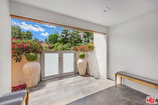 2600 Carman Crest Drive, Los Angeles CA: https://media.crmls.org/mediaz/09431b68-e01f-4d60-986c-ef3c65cdf0fc.jpg