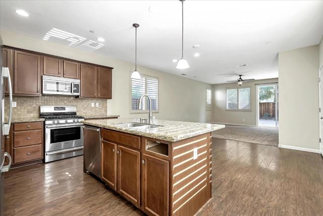 165 W Questa Trail, Tracy CA: https://media.crmls.org/mediaz/0943396e-d23c-431d-8b46-ebe0a95fddc3.jpg