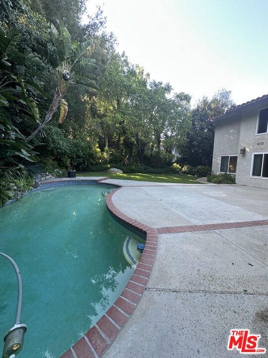 https://media.crmls.org/mediaz/09435f6c-34f2-4a52-83a8-b56ba997720b.jpg?preset=X-Large