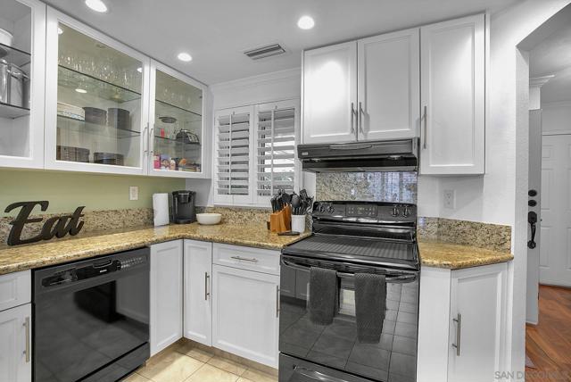 731 Edgewater Dr, Chula Vista CA: https://media.crmls.org/mediaz/0943ed52-8daf-4da5-bf9b-bcf925a91b03.jpg