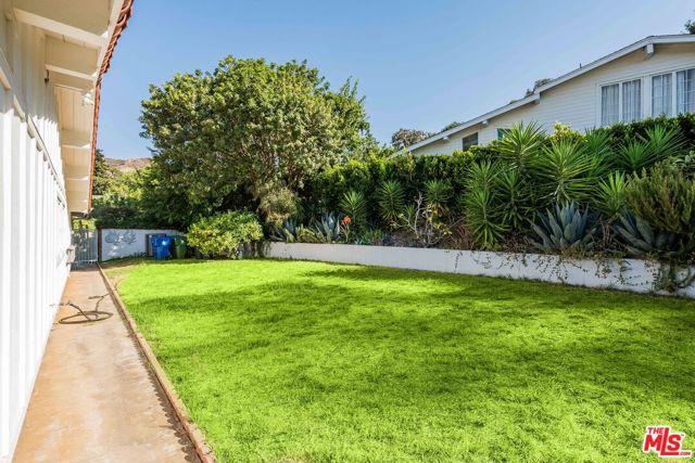1200 El Hito Circle, Pacific Palisades CA: https://media.crmls.org/mediaz/094436d2-4828-42fd-9043-84cf902a7fcd.jpg