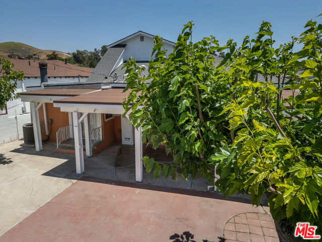 2101 N Almadale Avenue, Los Angeles CA: https://media.crmls.org/mediaz/0945d077-05af-447d-a8ca-907942dd2498.jpg