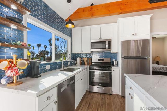 9431 W Lilac Rd, Escondido CA: https://media.crmls.org/mediaz/09466580-1f16-4392-a900-b3a9973e20db.jpg