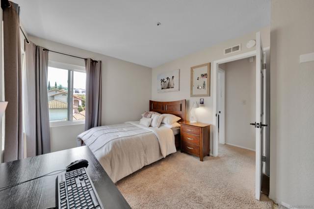 632 Paseo Rio, Vista CA: https://media.crmls.org/mediaz/09468650-6269-421f-88e8-3d9bce4179d5.jpg