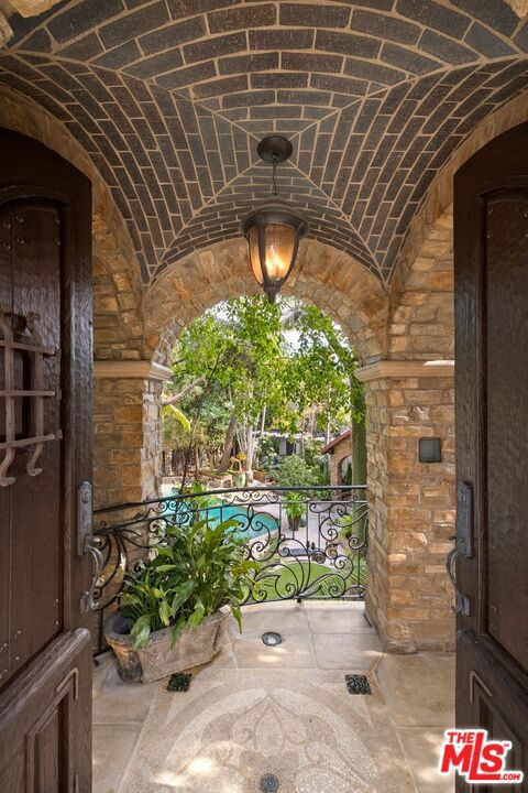 2276 La Granada Drive, Los Angeles CA: https://media.crmls.org/mediaz/09474ef9-0cab-4789-b9f6-33289e408665.jpg