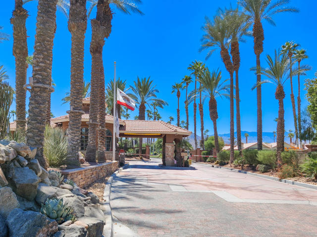 42740 Sand Dune Drive, Palm Desert CA: https://media.crmls.org/mediaz/094845cd-c2d6-4c58-8b70-afe124705caa.jpg