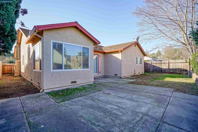 782 Ash Ct, Fairfield CA: https://media.crmls.org/mediaz/09498629-1f0c-4ff7-96b4-ee56e0f638a8.jpg