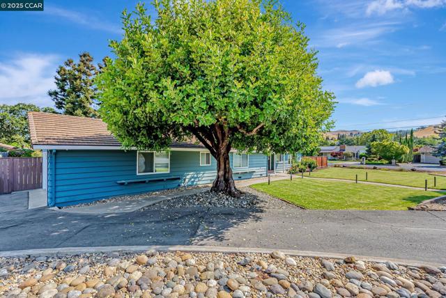 5891 Caulfield Dr, Clayton CA: https://media.crmls.org/mediaz/094a9bdb-7dde-43c0-82e8-de2b2387e7ac.jpg