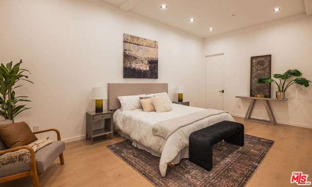 3920 Knobhill Drive, Sherman Oaks CA: https://media.crmls.org/mediaz/094b2357-ef8c-4a10-9ec1-1659f6b400e9.jpg