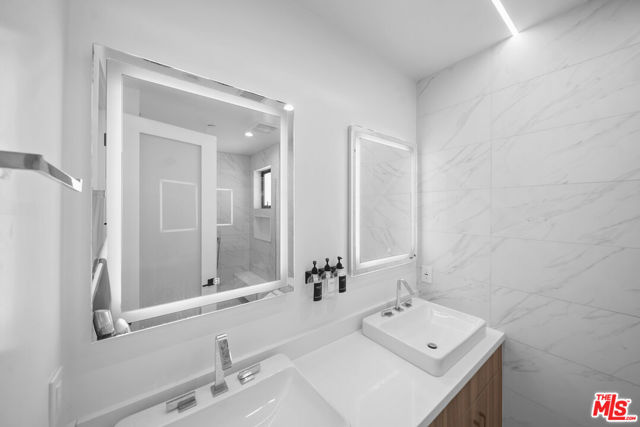 733 N Gramercy Place, Los Angeles CA: https://media.crmls.org/mediaz/094b8e0f-958e-413f-9b5c-02792acfdce5.jpg