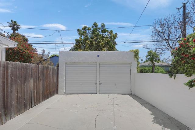 2764 Granville Avenue, Los Angeles CA: https://media.crmls.org/mediaz/094d3480-966a-4799-b250-b4238bdd5423.jpg