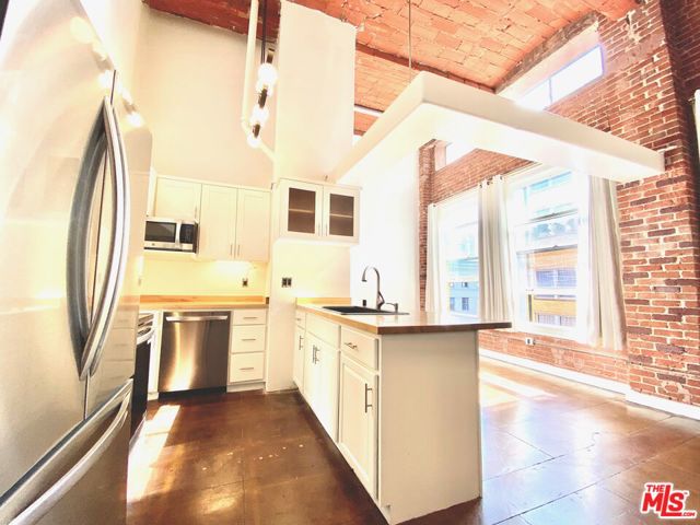 215 W 7th Street, Los Angeles CA: https://media.crmls.org/mediaz/094d6635-0e84-4c2d-a945-8393ad0db8a8.jpg