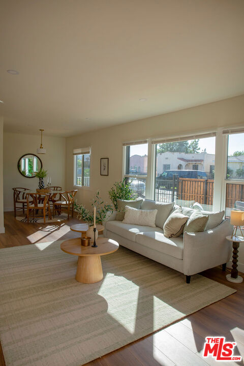 2046 S Burnside Avenue, Los Angeles CA: https://media.crmls.org/mediaz/094e1214-8840-4a4e-9be0-e1d184210a28.jpg