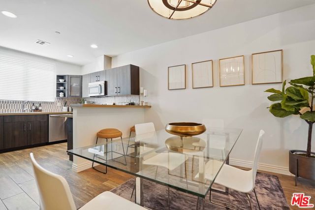 4541 Colfax Avenue, Studio City CA: https://media.crmls.org/mediaz/094e36b6-045b-4b51-ae17-8f807010ffa4.jpg