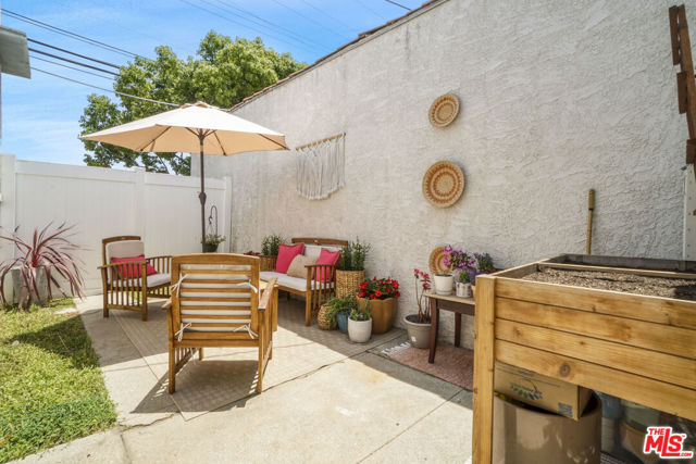 2415 Arizona Avenue, Santa Monica CA: https://media.crmls.org/mediaz/094e46c4-87fd-4423-b624-1afddf816775.jpg