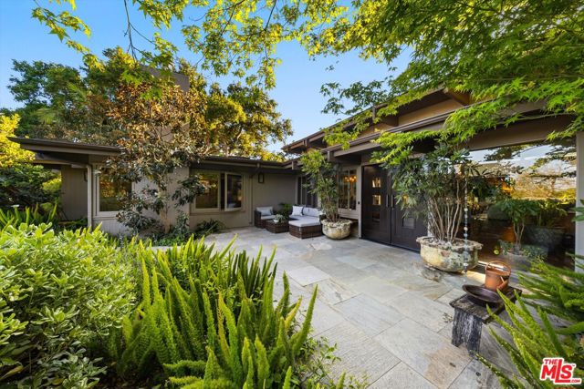 655 Oak Springs Lane, Santa Barbara CA: https://media.crmls.org/mediaz/094e7bac-b12c-43dd-83d0-1d88845fa161.jpg