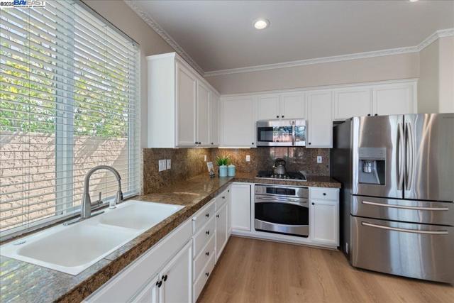 5200 N Forestdale Cir, Dublin CA: https://media.crmls.org/mediaz/094f4336-0b14-4bd5-8354-38fcc590f406.jpg