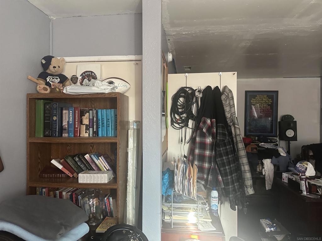 https://media.crmls.org/mediaz/09506ff3-4904-4ea9-8413-58f1a90c686a.jpg?preset=X-Large