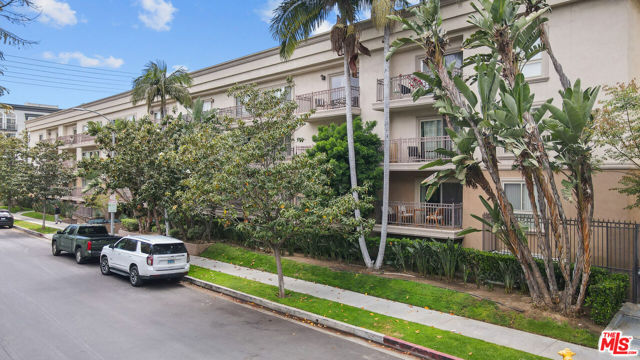 141 S Clark Drive, West Hollywood CA: https://media.crmls.org/mediaz/0951d109-fb4b-40a0-8235-ec42fba279ff.jpg