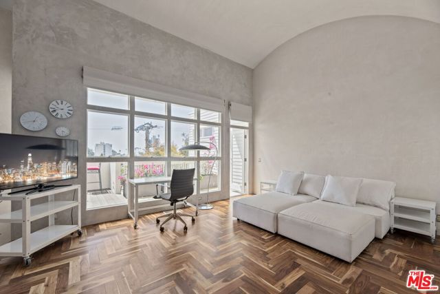 2115 3rd Street, Santa Monica CA: https://media.crmls.org/mediaz/095291f5-b6d7-4c5c-b5df-f95b768d9857.jpg