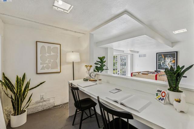 5811 Romany, Oakland CA: https://media.crmls.org/mediaz/09535179-0dcc-48a1-8a14-3a6b38c84459.jpg