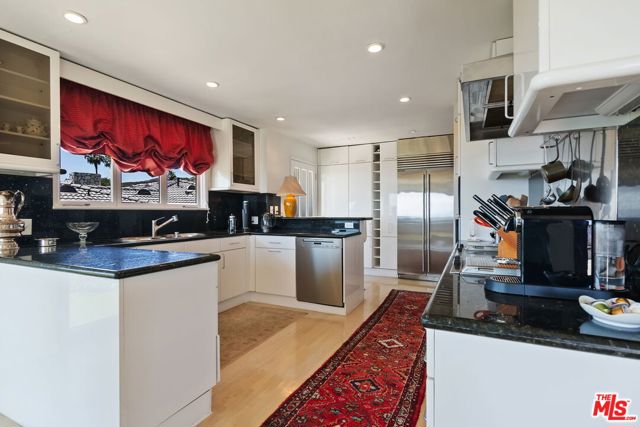 1166 LAS PULGAS Place, Pacific Palisades CA: https://media.crmls.org/mediaz/0953a06a-9164-4bda-99d6-1b370ca9de8b.jpg