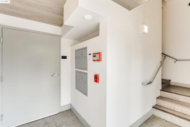 410 Webster St, Oakland CA: https://media.crmls.org/mediaz/095468db-6eeb-4086-9892-6bab7ecec5d8.jpg