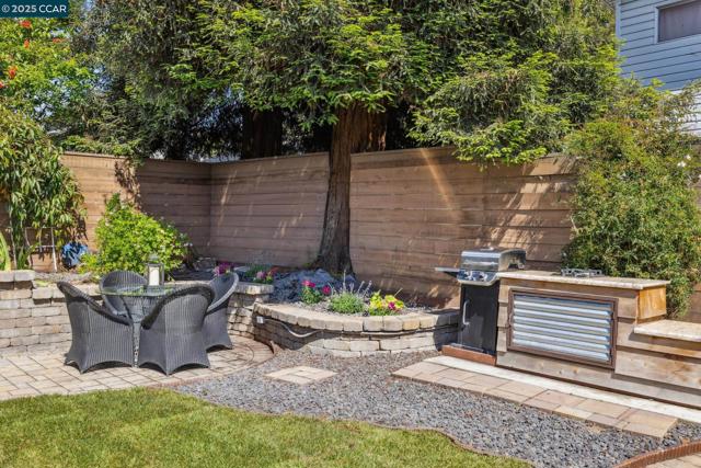 3036 Delaware St, Oakland CA: https://media.crmls.org/mediaz/095484e7-91f2-4222-88a8-30a9ac2511dc.jpg