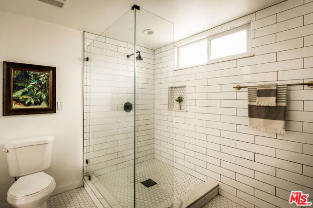 13123 Magnolia Boulevard, Sherman Oaks CA: https://media.crmls.org/mediaz/0954f3b7-1276-41ae-8efc-b744c2e27841.jpg