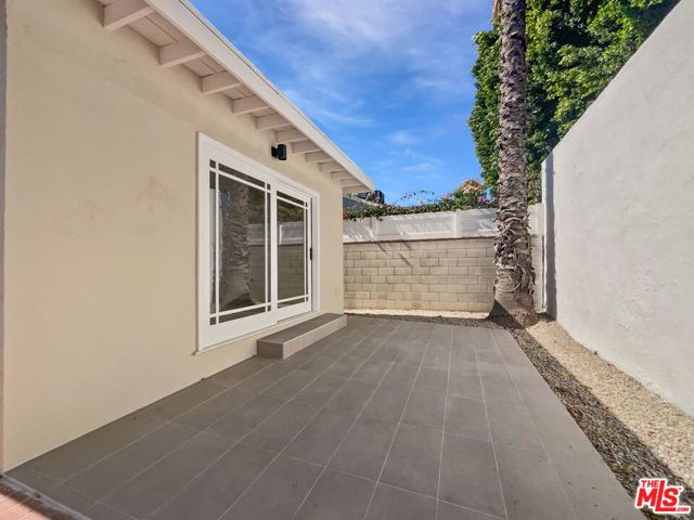 5736 Vantage Avenue, Valley Village CA: https://media.crmls.org/mediaz/09555879-4f6d-4a4f-abd2-aae9963e713b.jpg